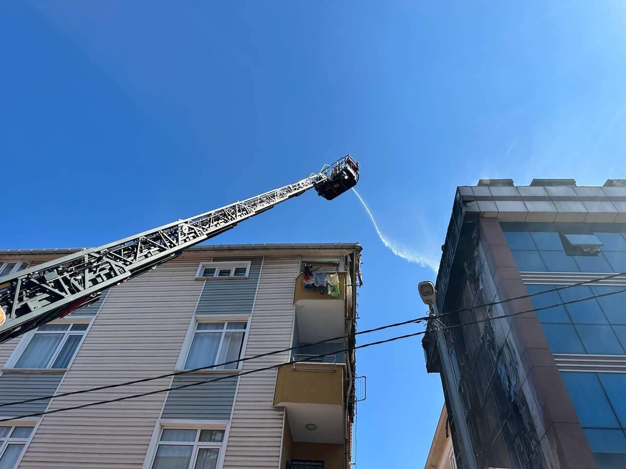 Ataşehir'de 5 katlı binada yangın