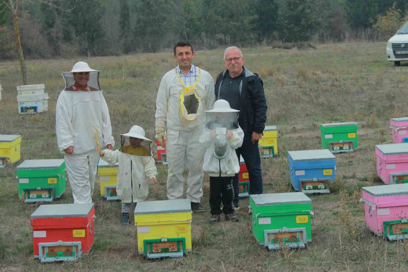 (Özel)  Gökkuşağı renkleriyle bal üretimi