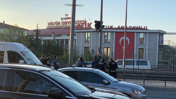 Bahçelievler E-5'te bir kişi direğe çıktı!