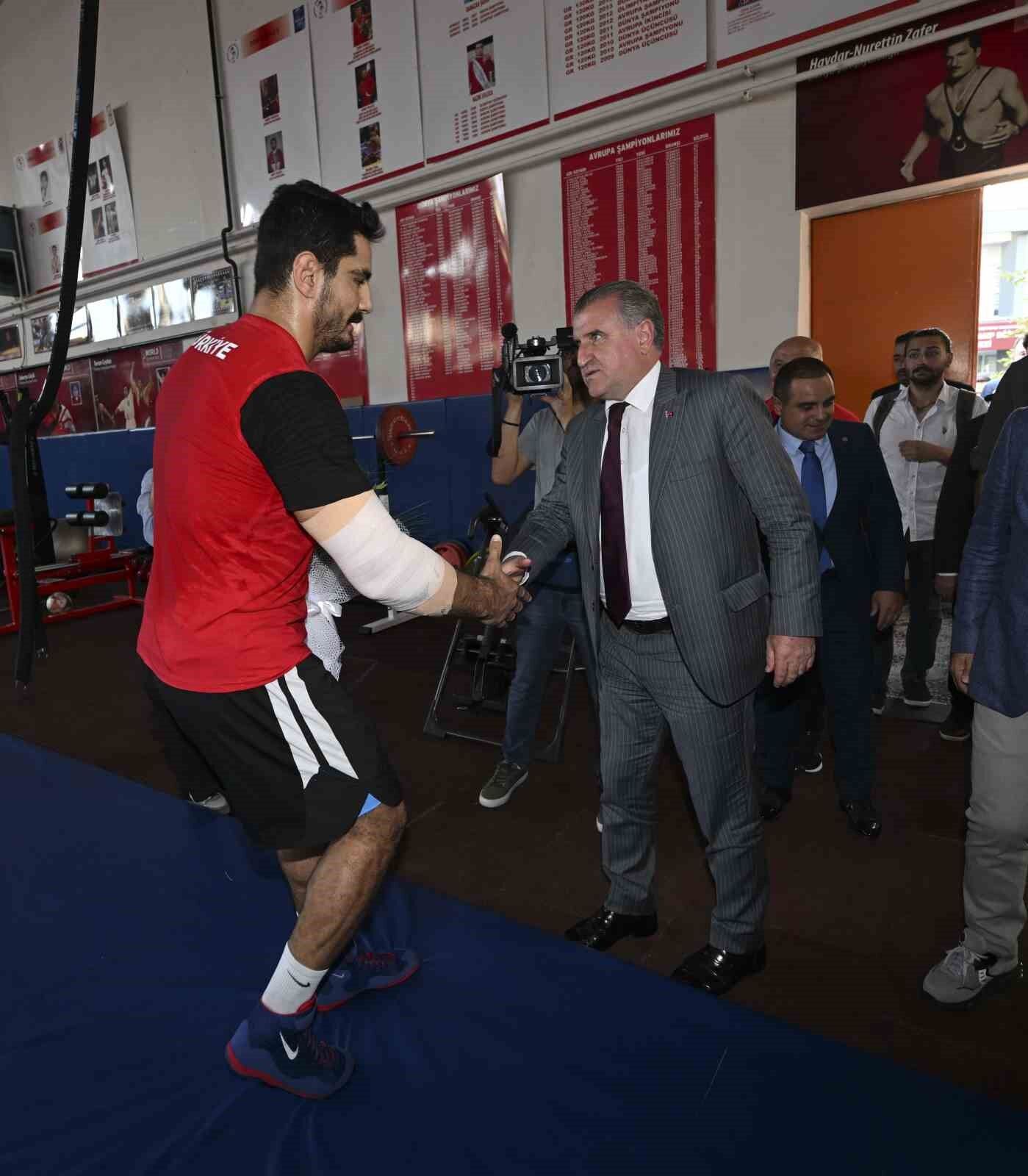 Cumhurbaşkanı Erdoğan, Bakan Bak’ın telefonundan Taha Akgül ile görüştü