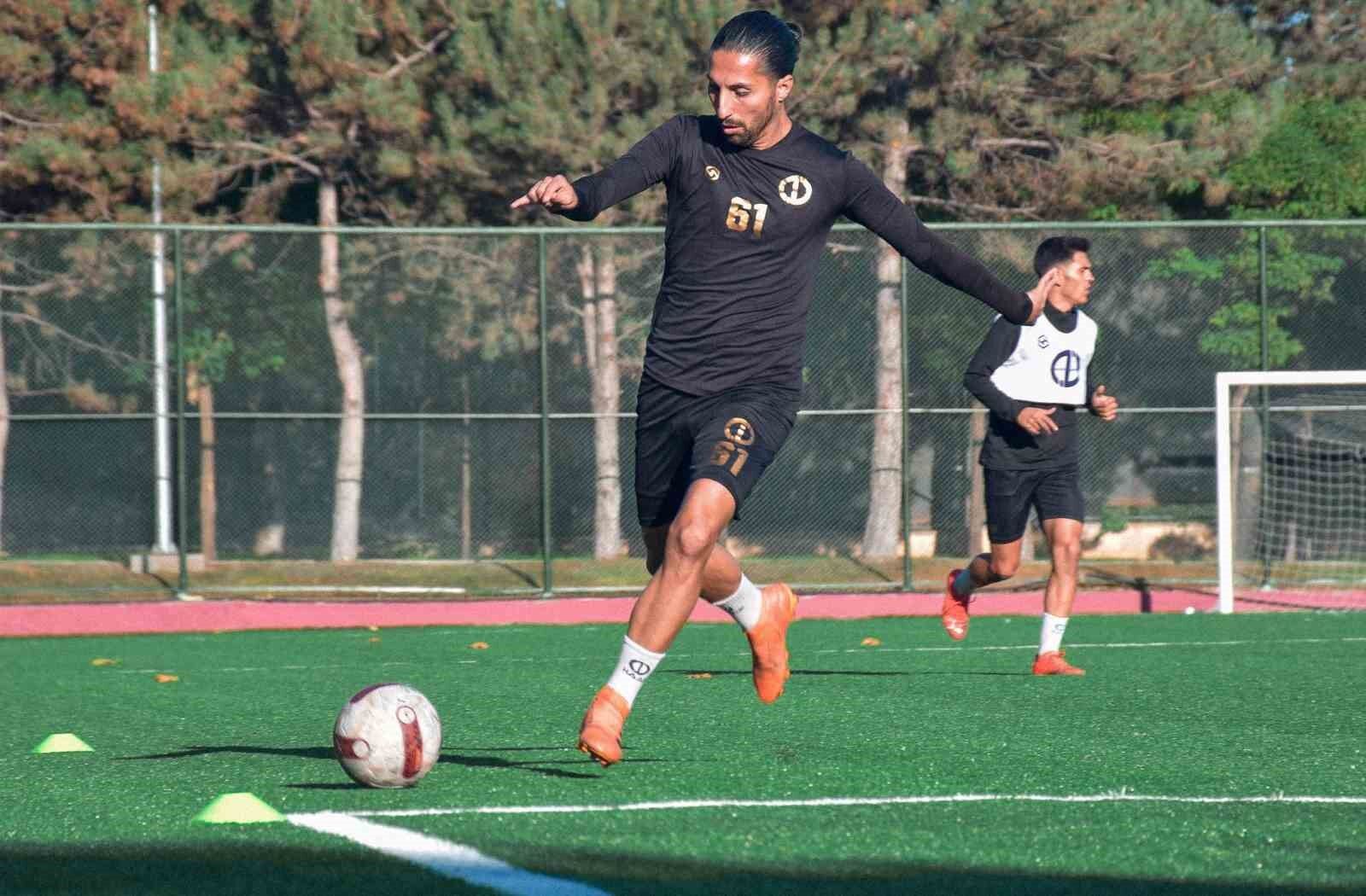 Anadolu Üniversitesi sahasındaki ilk maçın hazırlıklarına başladı