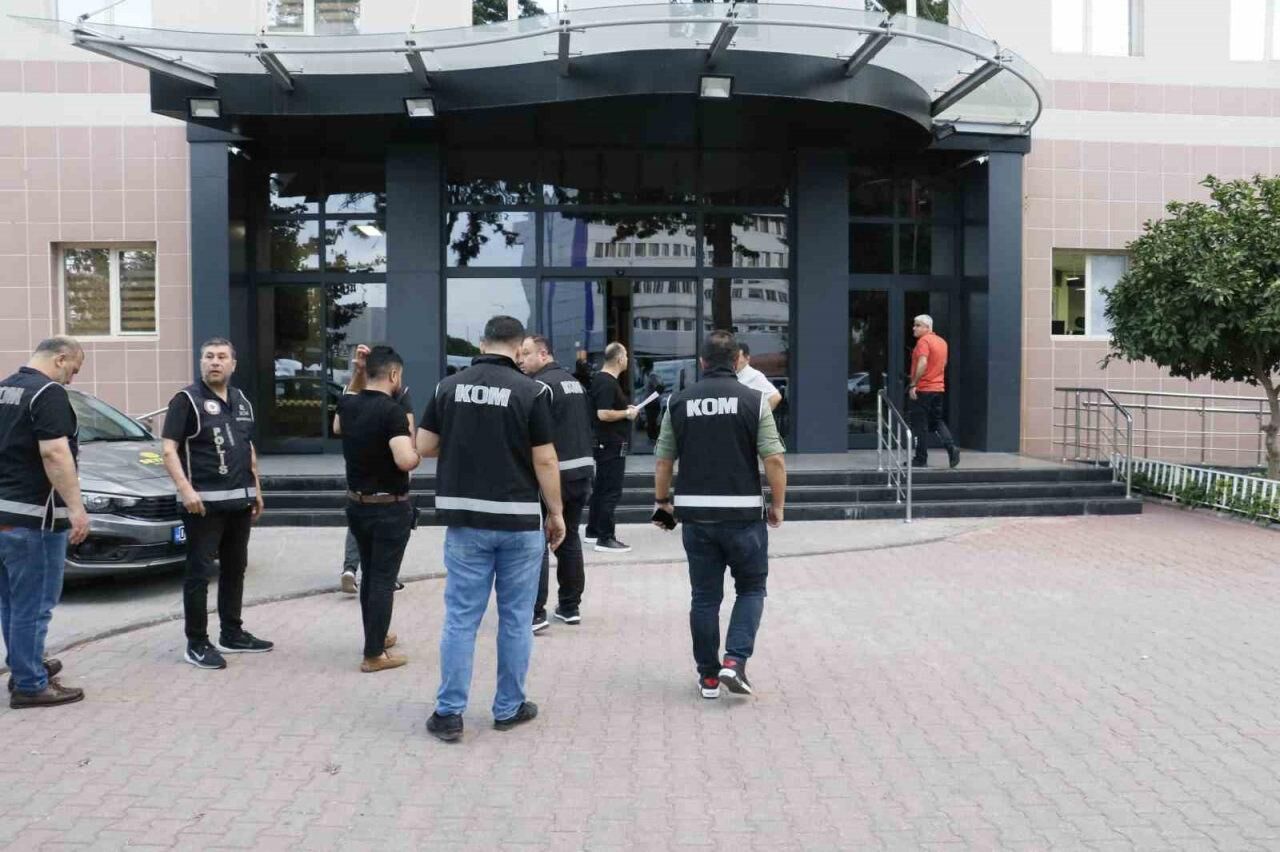 Son dakika: Adana'da Seyhan ve Çukurova belediyelerine eş zamanlı baskın!
