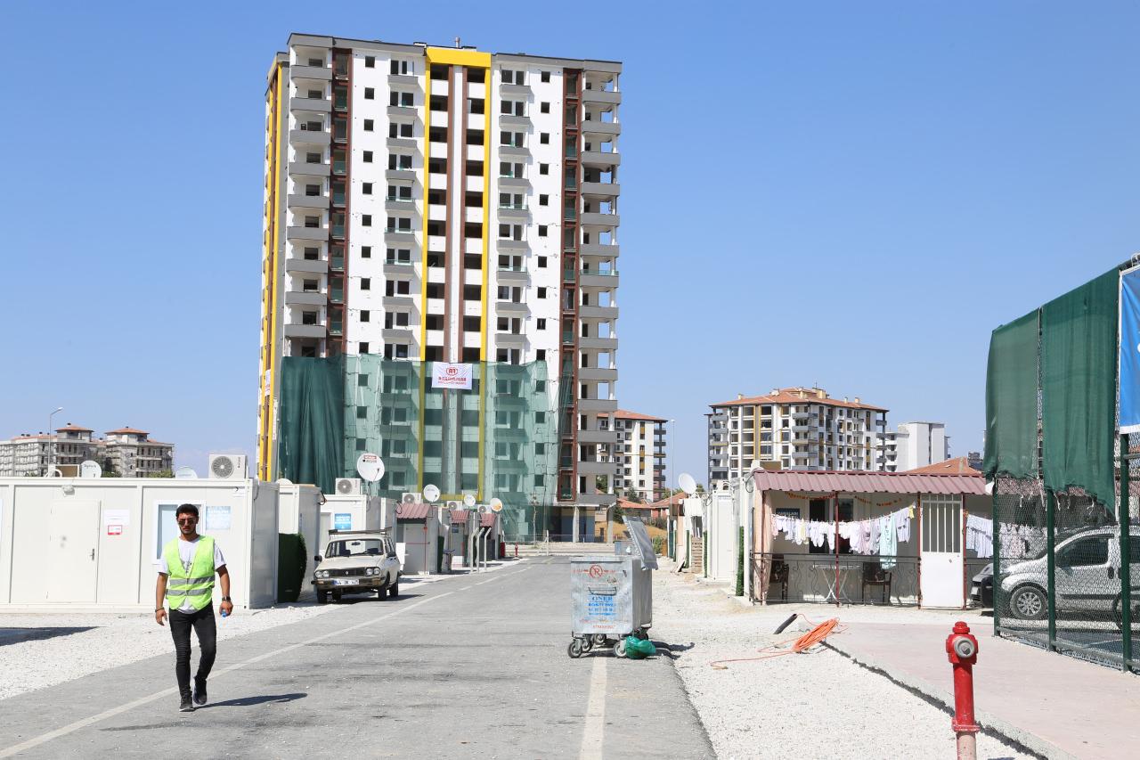 Malatya'da ağır hasarlı bina yıkıldı