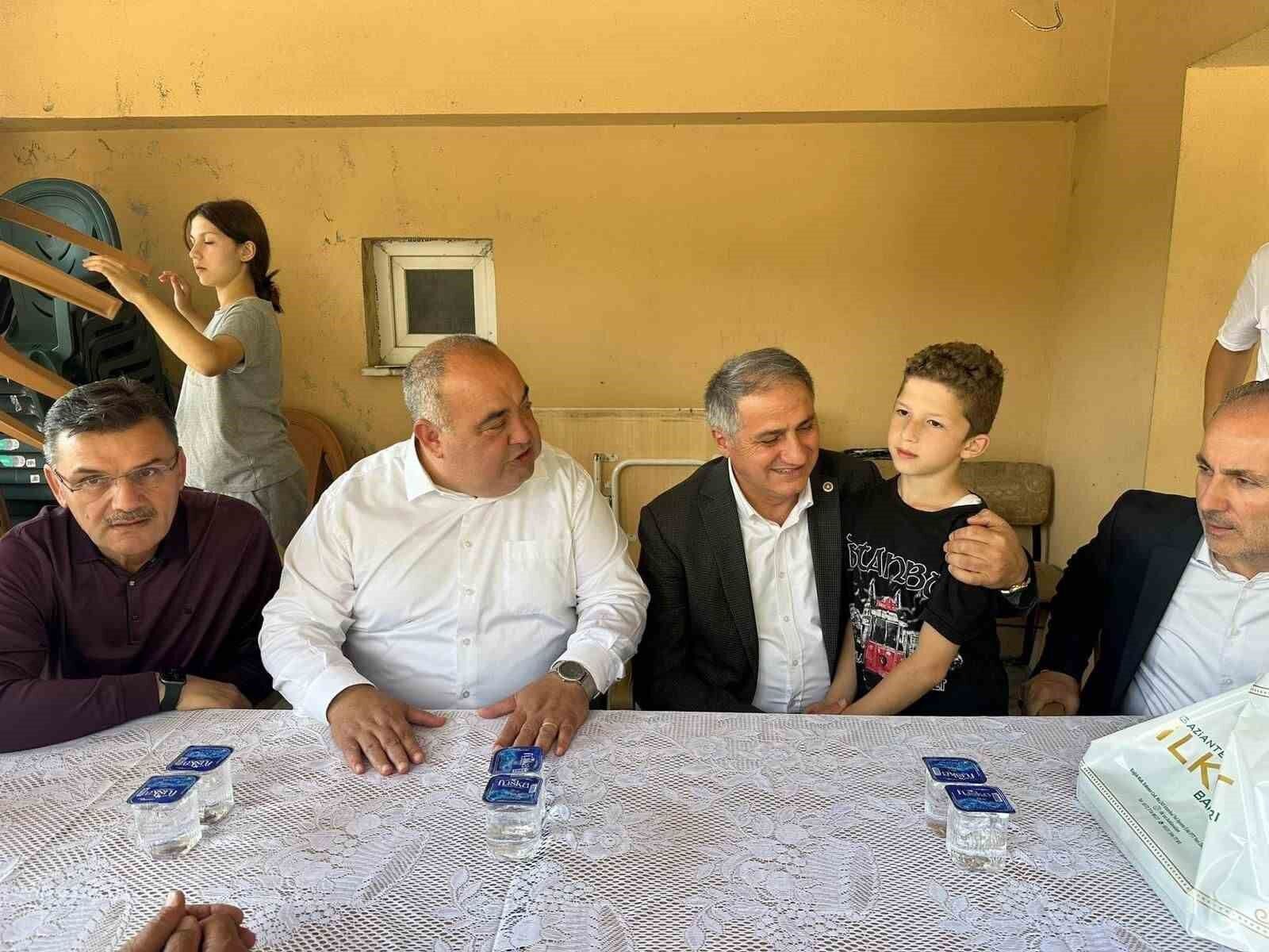 Milletvekili, şehit madencinin oğlunu maça götürdü