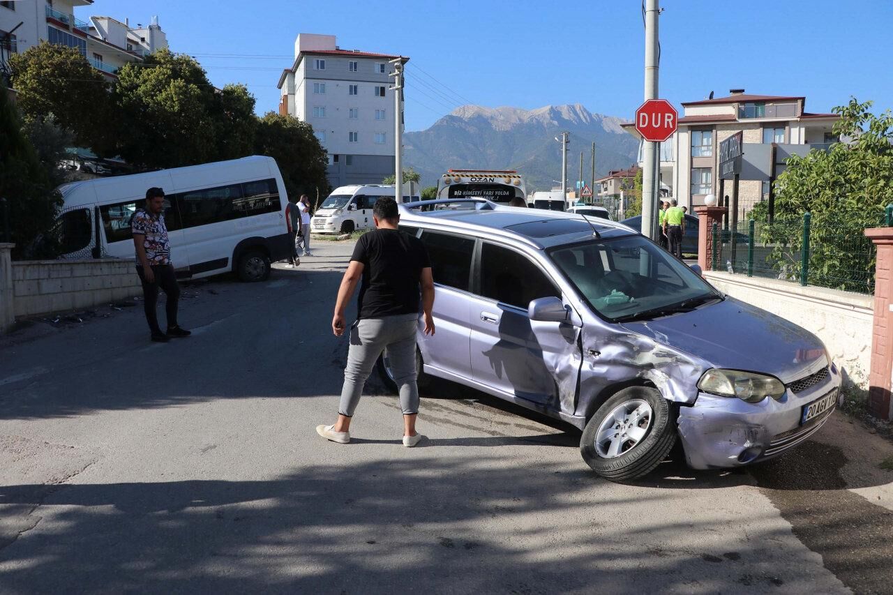 Okul servisiyle otomobil çarpıştı: 9'u öğrenci 14 yaralı