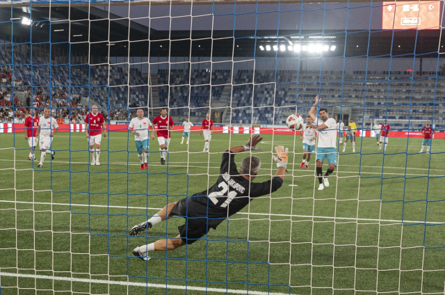EURO 2008'deki Türkiye-İsviçre maçının oyuncuları, depremzedeler için sahaya çıktı! Kapanış golü Volkan'dan