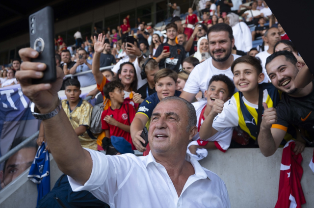 EURO 2008'deki Türkiye-İsviçre maçının oyuncuları, depremzedeler için sahaya çıktı! Kapanış golü Volkan'dan