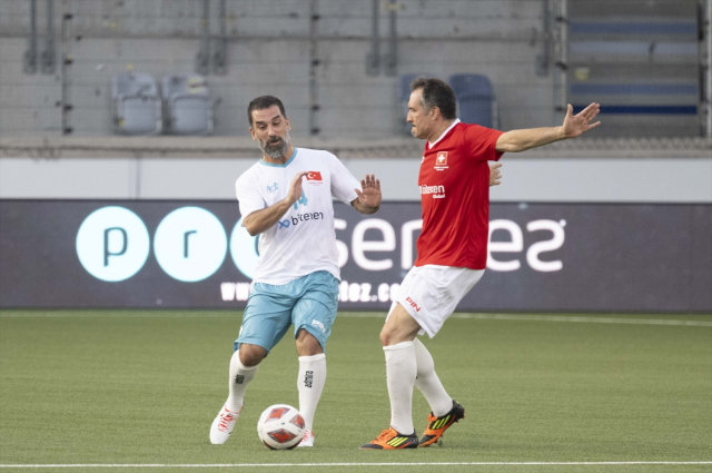 EURO 2008'deki Türkiye-İsviçre maçının oyuncuları, depremzedeler için sahaya çıktı! Kapanış golü Volkan'dan