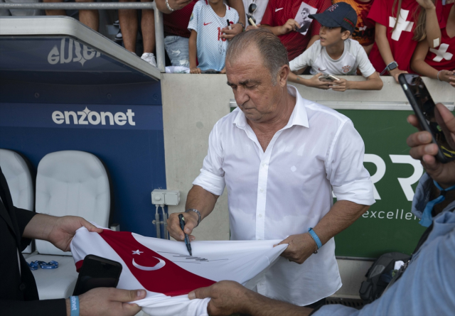 EURO 2008'deki Türkiye-İsviçre maçının oyuncuları, depremzedeler için sahaya çıktı! Kapanış golü Volkan'dan