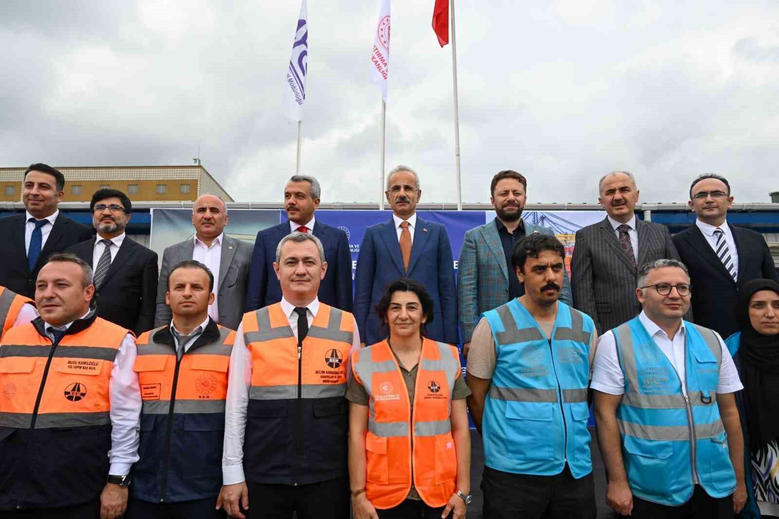 Ulaştırma ve Altyapı Bakan Uraloğlu: “İyidere Lojistik Limanı tüm bölgenin kalkınma hızına hız katacak bir lokomotif olacak”