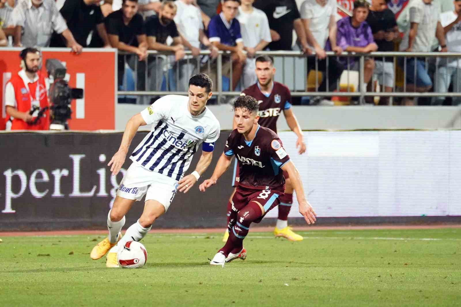 Trendyol Süper Lig: Kasımpaşa: 0 - Trabzonspor: 3 (İlk yarı)