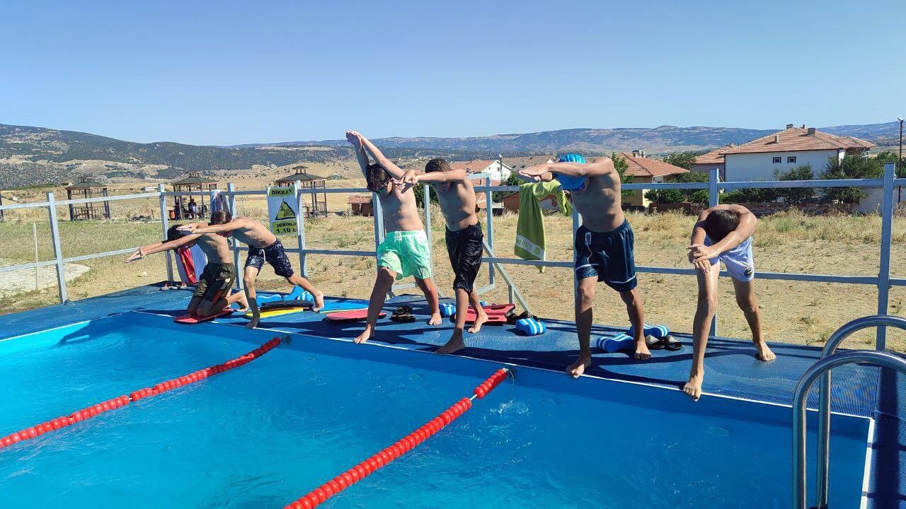 Çekerek’te “Yüzme Bilmeyen kalmasın” projesi ile 150 genç yüzme öğrendi