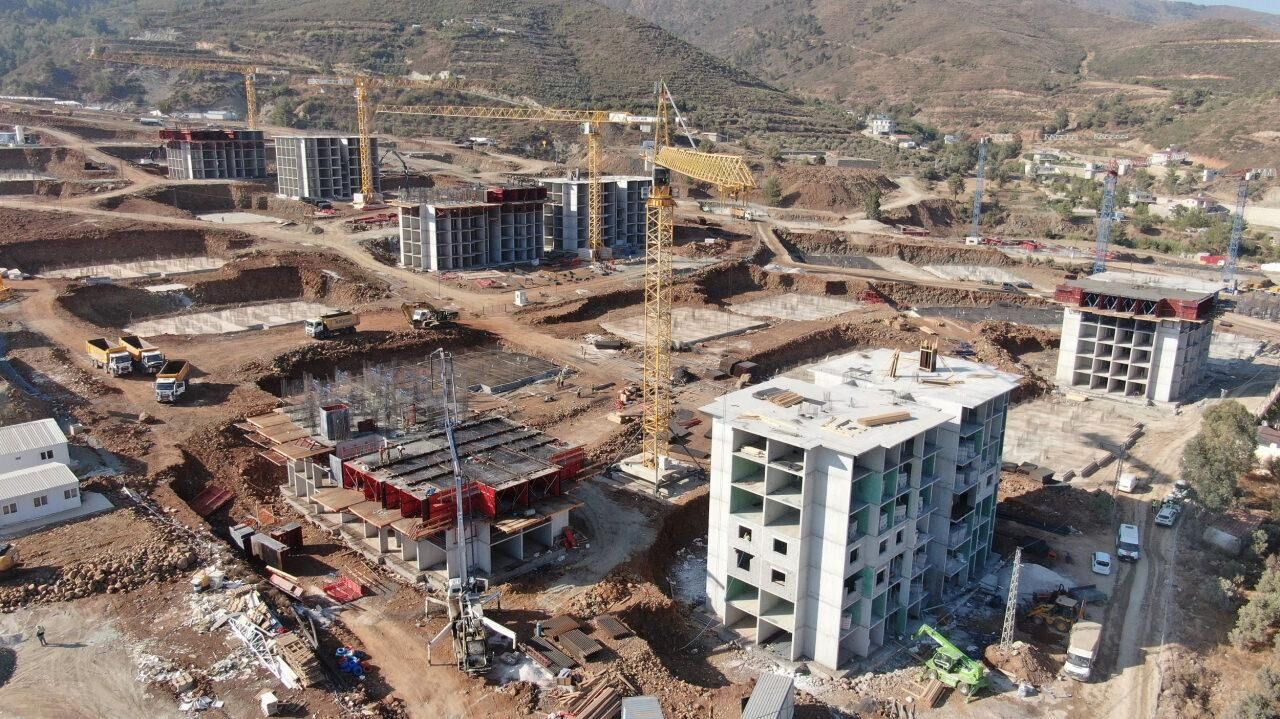 Bakan Özhaseki, deprem konutları için tarih verdi