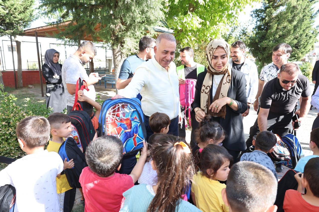 Sultangazi Belediyesi'nden Adıyaman'daki 12 bin öğrenciye çanta ve kırtasiye yardımı