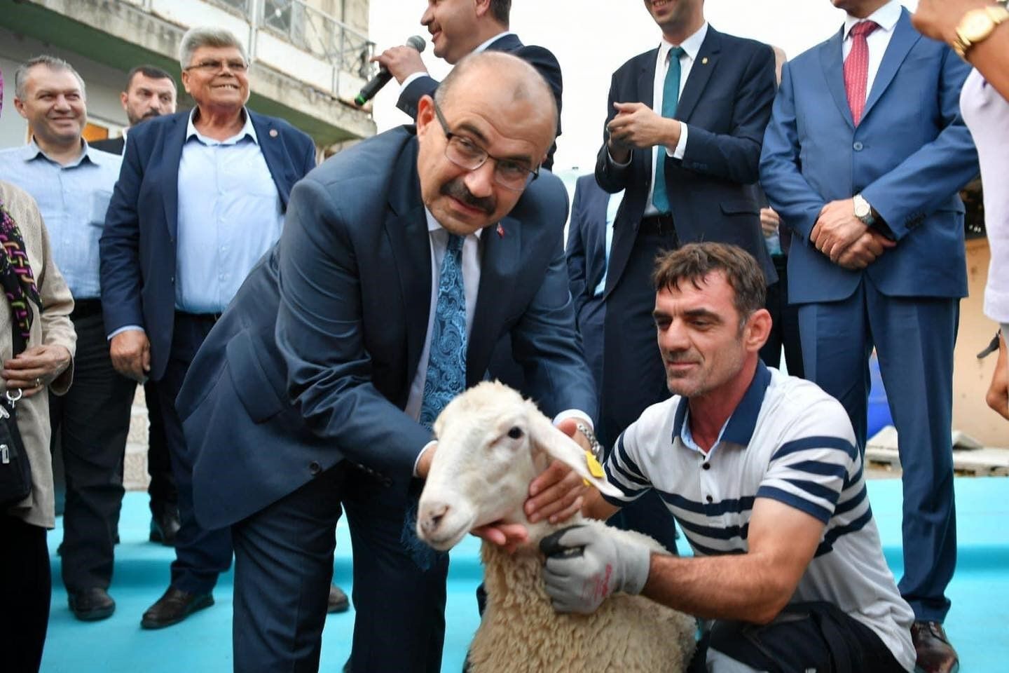 Balıkesir’in çevreci kadın çiftçileri kuzuların sahibi oldu