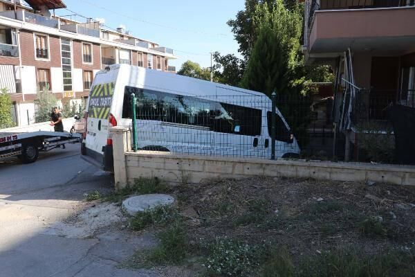 Okul servis minibüsü ile otomobil çarpıştı