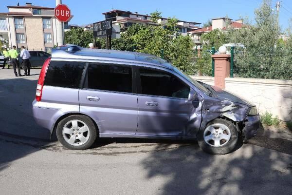Okul servis minibüsü ile otomobil çarpıştı