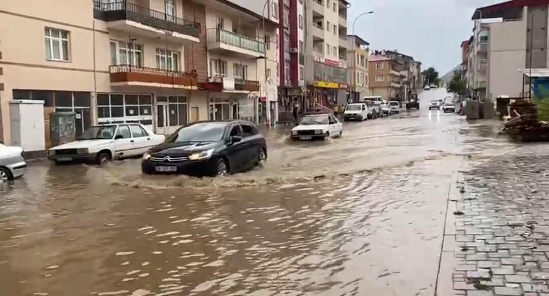 Adana’da yağmur sele neden oldu
