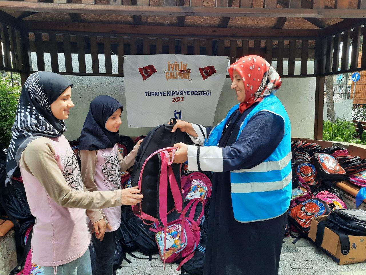 Yetim Vakfı çocukların okul sevincine ortak oldu