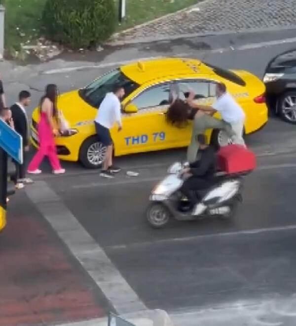 Beyoğlu'nda taksici ile kadınların kavgası kamerada