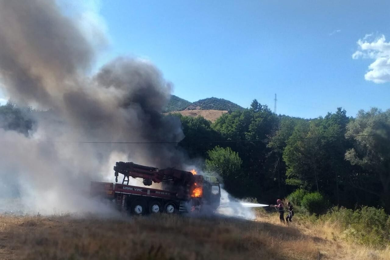 Bingöl'de kaza: Vinç ile hafif ticari aracın çarpıştı, 8 kişi yaralandı