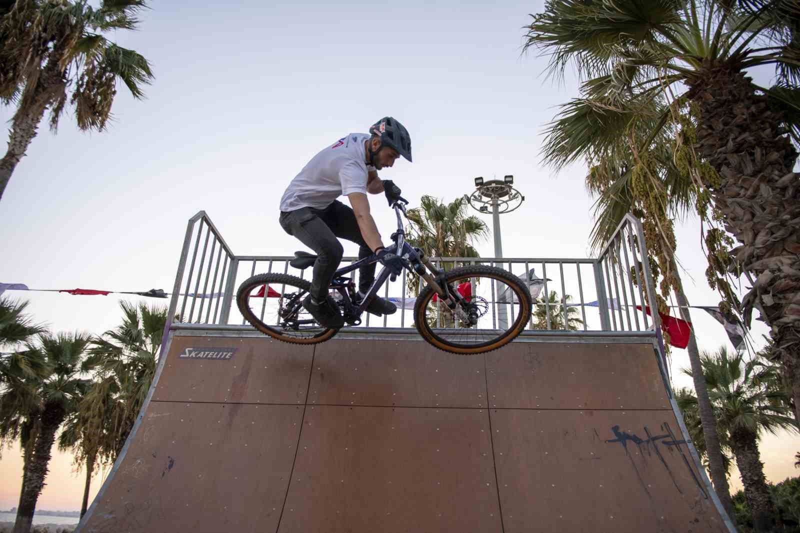 Mersin’de kaykay, scooter ve paten şöleni