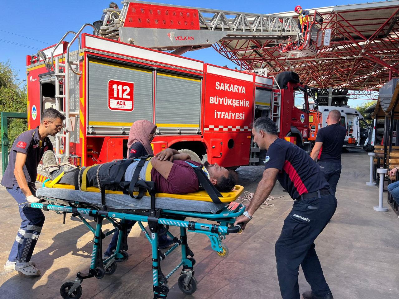 Sakarya'da fabrika çatısından düşen işçi yaralandı