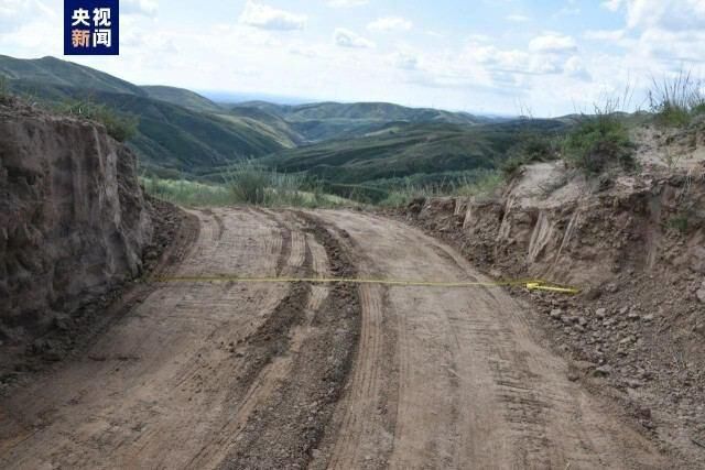 Çin Seddi'ni delip yol yaptılar