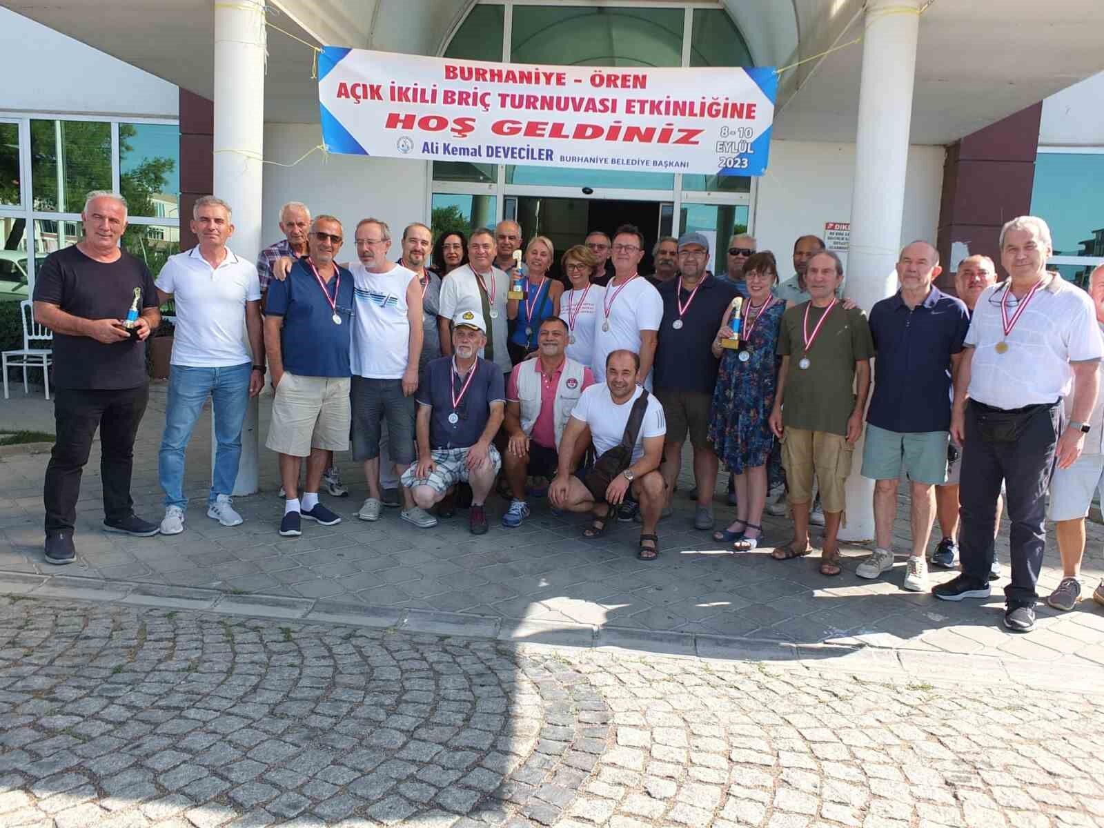 Burhaniye’de briç turnuvası 300 sporcuyu buluşturdu