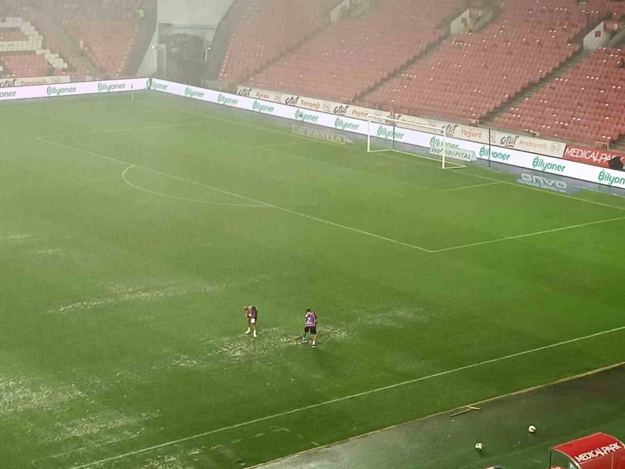 Samsunspor - İstanbulspor maçına yağış engeli! Karşılaşma tatil edildi