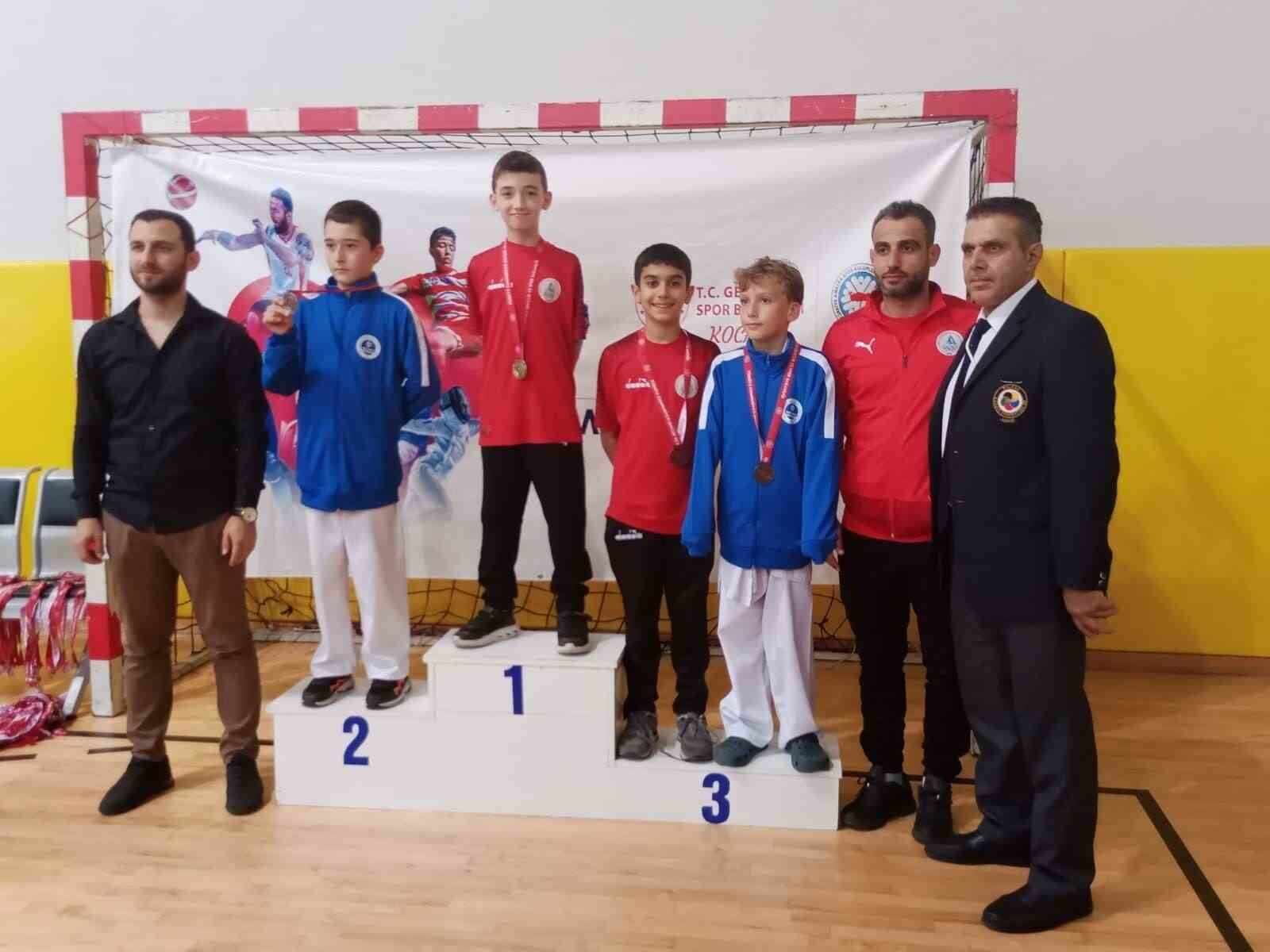 Körfezli karateciler madalyalarla döndü