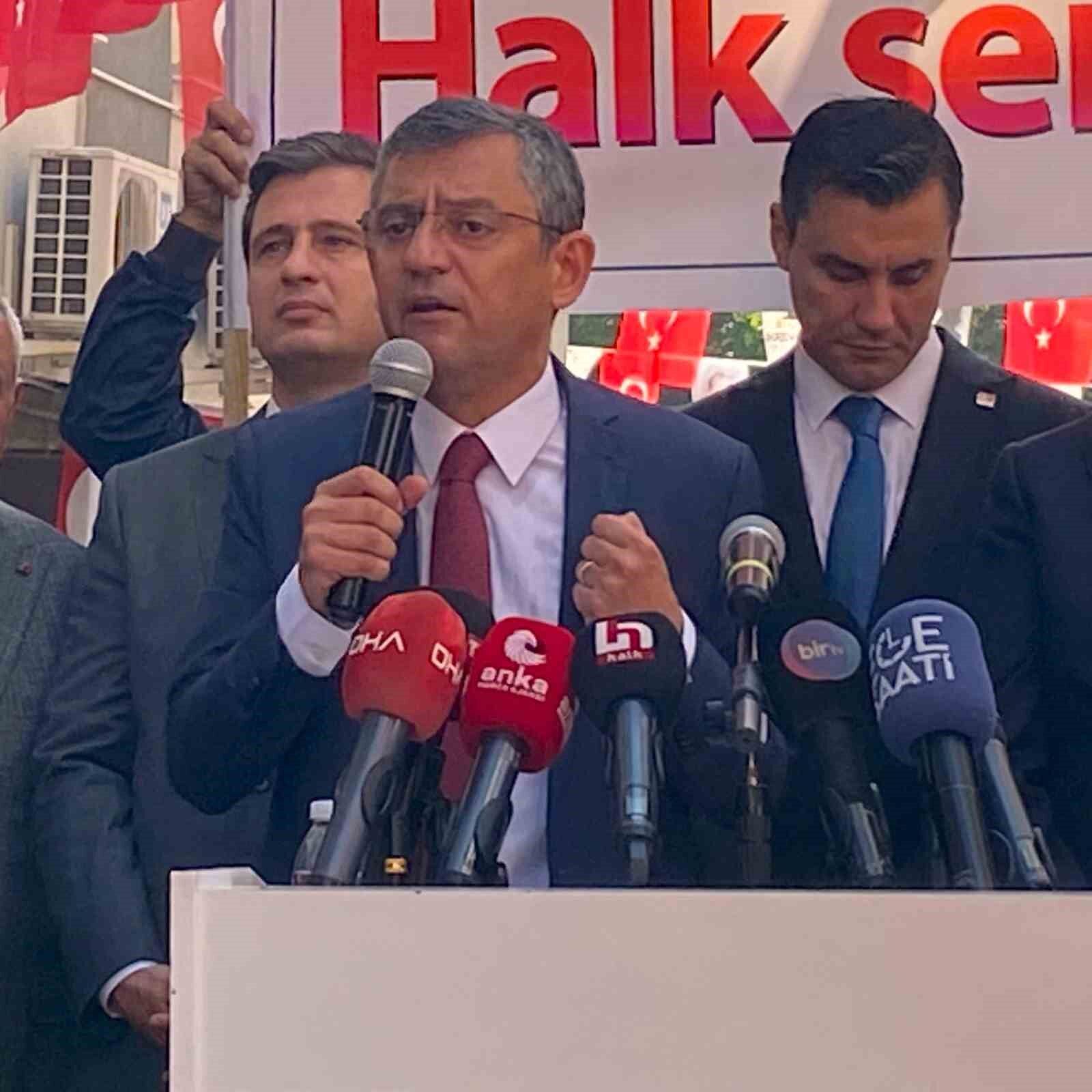 Özgür Özel, İzmir’de CHP’li delegelerle bir araya geldi