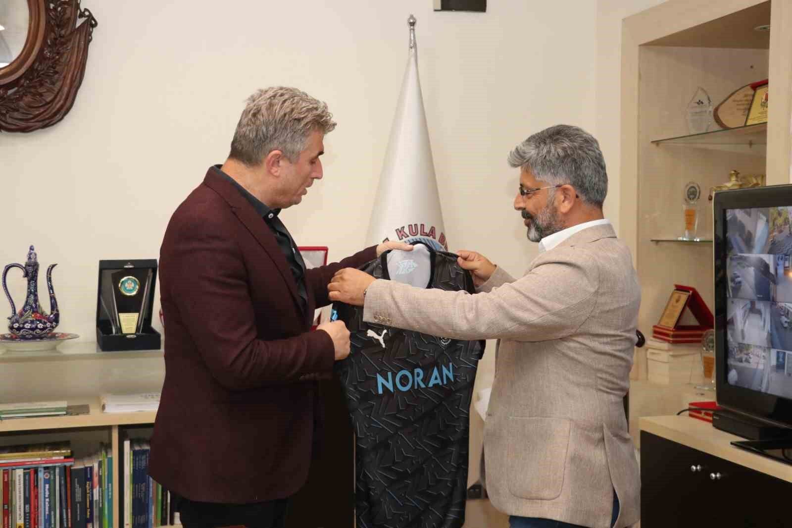 Cemar’dan Başkan Tosun’a forma hediyesi