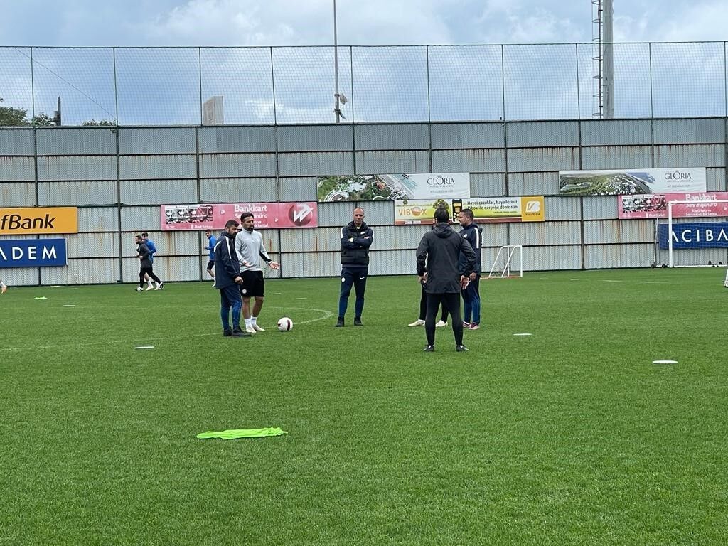 İlhan Palut: “Kendimizi lig sıralamasında güzel yerde tutacak sonuçları almaya devam edeceğiz”