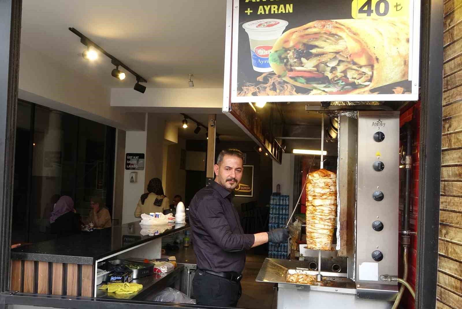 Enflasyona savaş açan dürümcü müşterilerinin yüzünü güldürdü