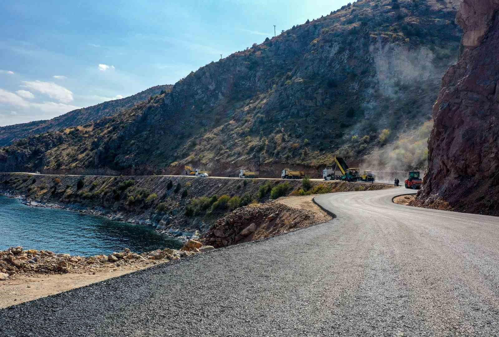Van Gölü sahilindeki grup mahalle yolu asfaltlandı