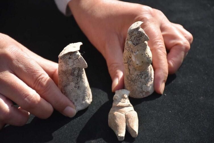 İzmir'de kadın ve erkek figürinleri bulundu: Tam 7 bin 700 yıllık!