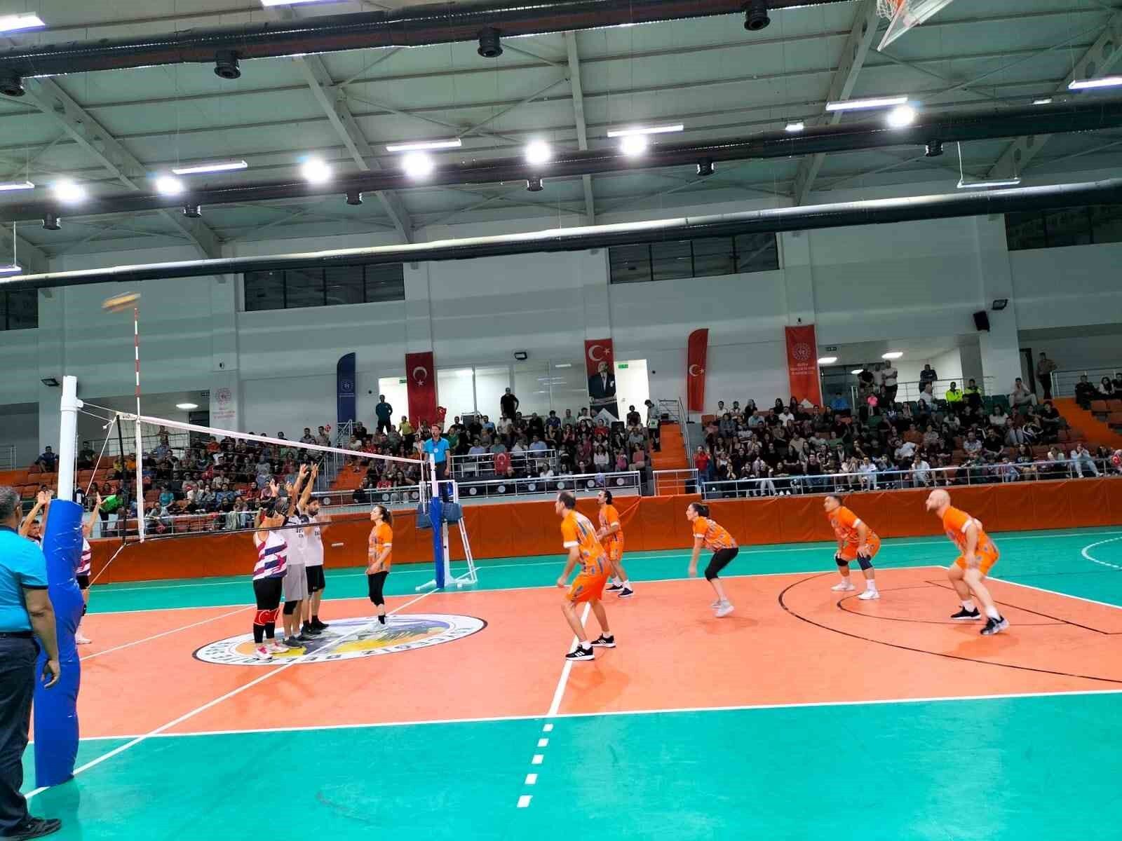 Köyceğiz’de Voleybol Cumhuriyet Kupası sahibini buldu