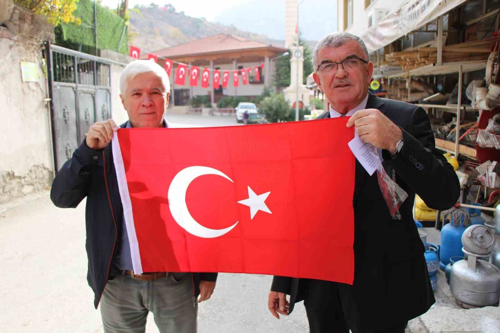 Ziyaret’te Cumhuriyet’in 100. yılına özel her eve bayrak dağıtıldı