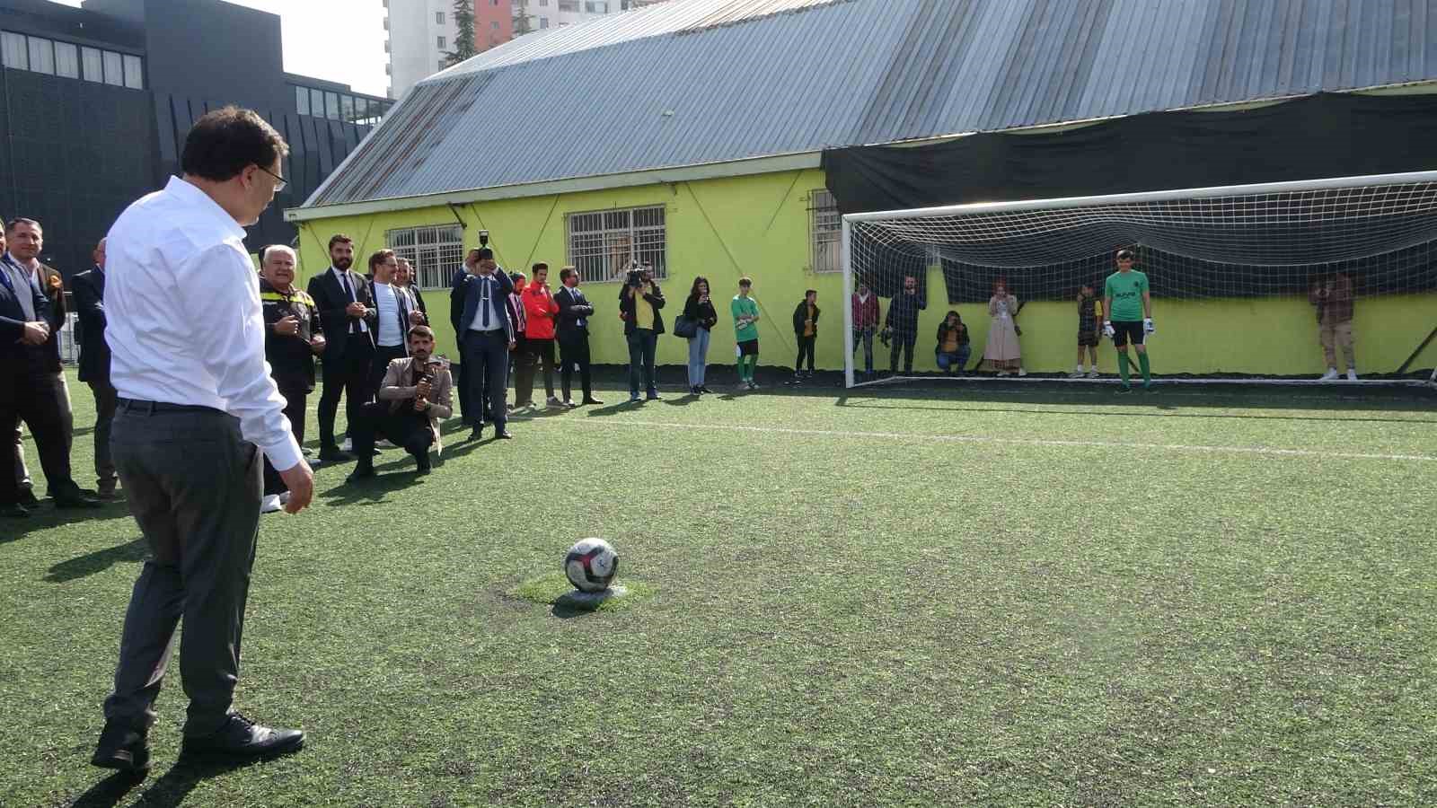 Vali Çiçek: “Kim gençlerimizi zehirlemek istiyorsa, karşılarında devletin demir yumruğunu buluyor”