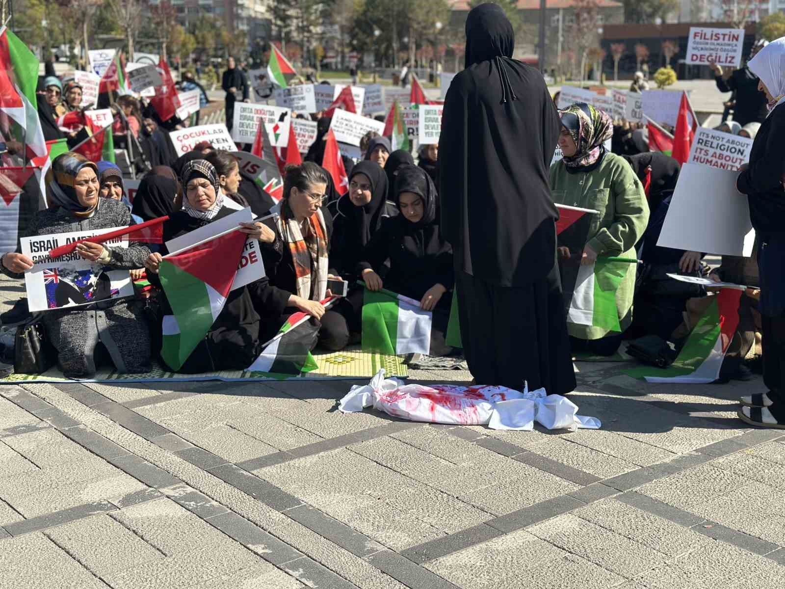 Elazığlı kadınlardan Filistin’e destek için ’sessiz’ oturma eylemi