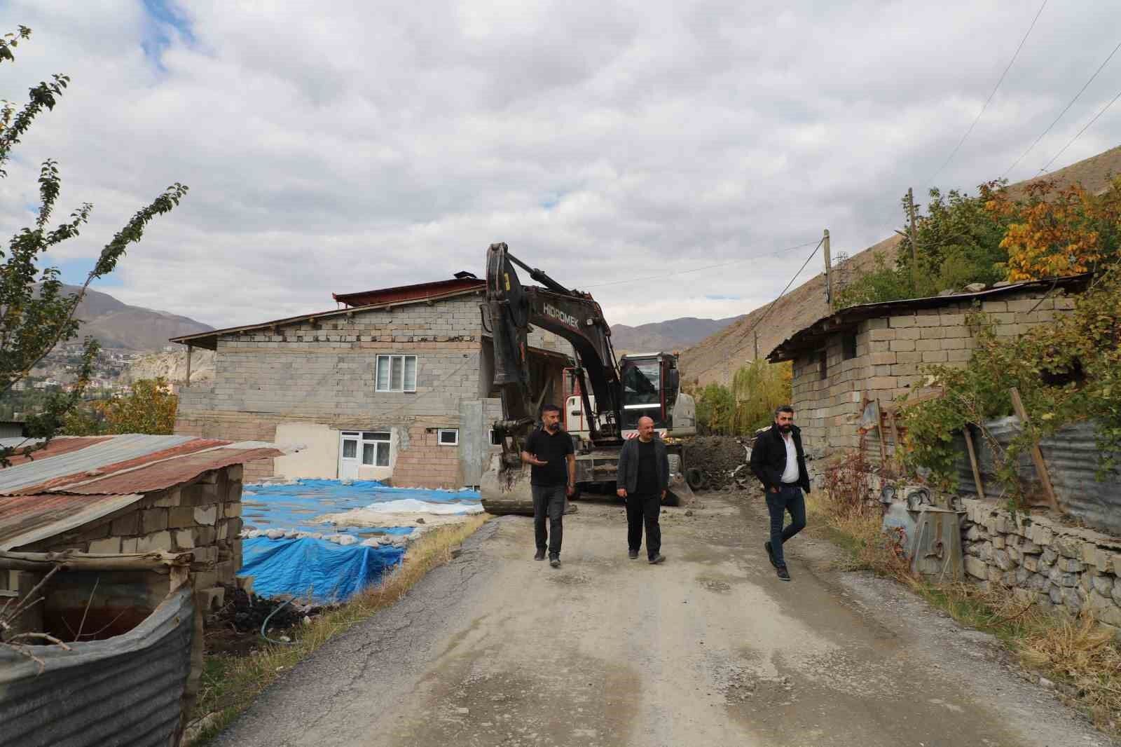 Hakkari Sümbül Mahallesinde yol çalışması start aldı