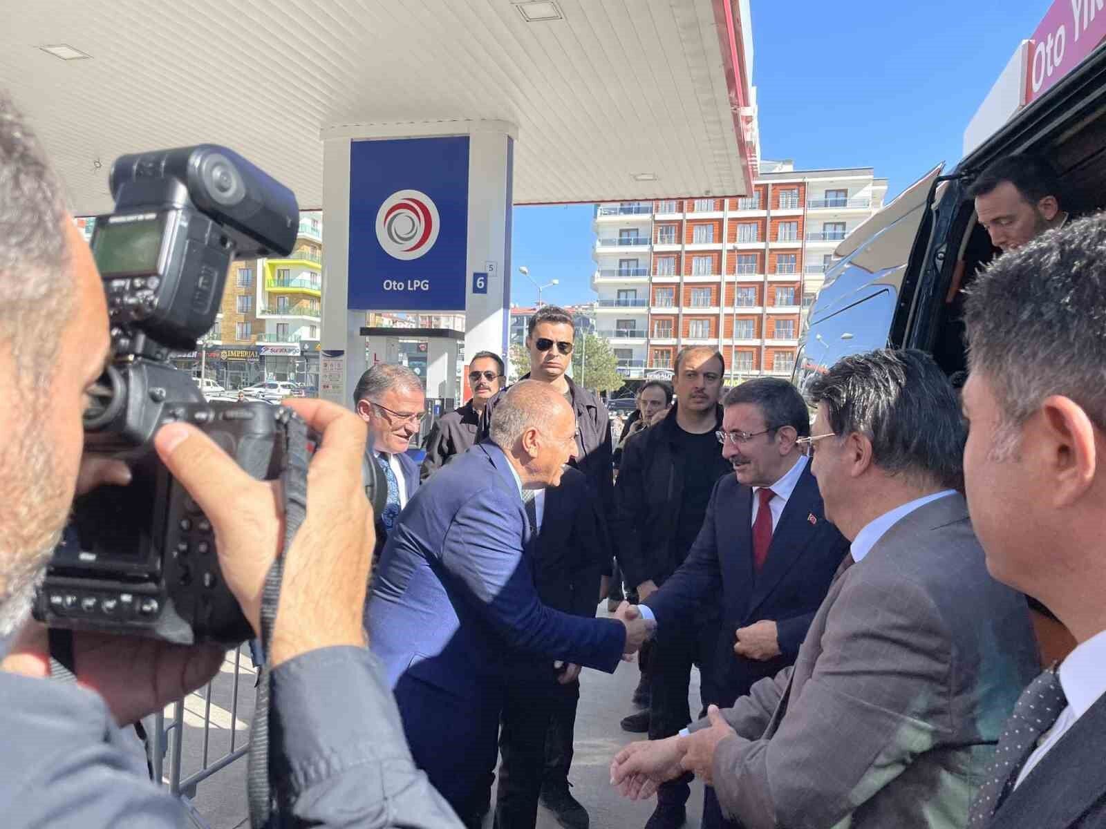 İş adamı Kandaşoğlu’ndan Cumhurbaşkanı Yardımcısı Cevdet Yılmaz’a teşekkür