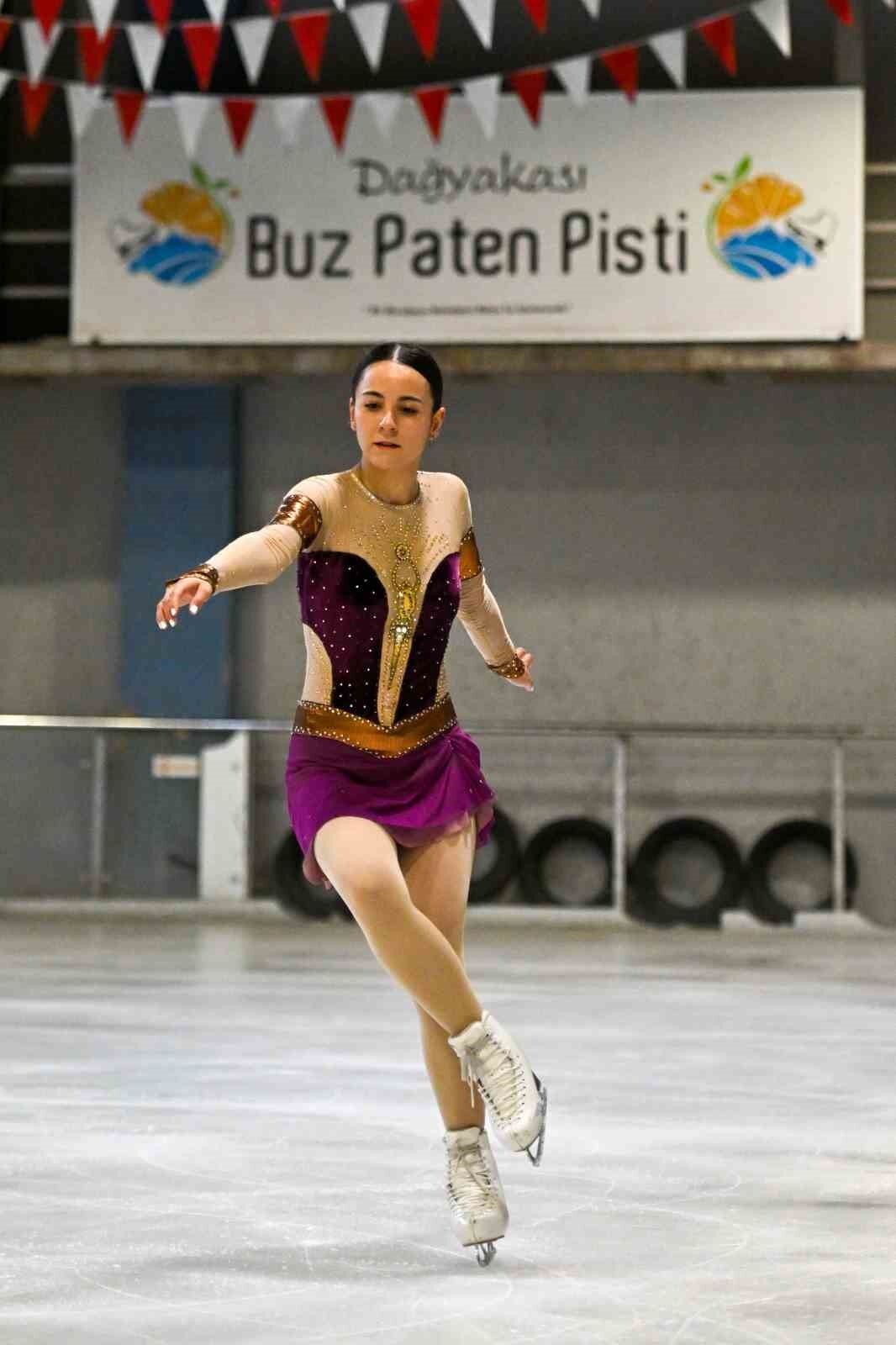 Güneşin kentinde buz pateni kursu