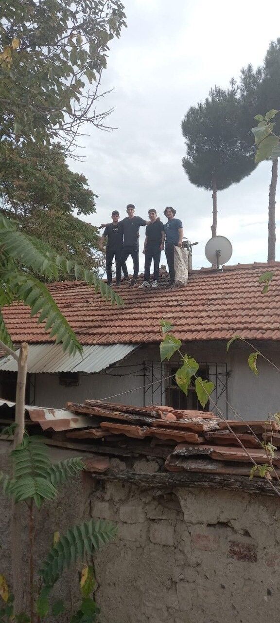 Yaşlı kadın yardım istedi, liseli öğrenciler tıkanan soba bacasını temizledi