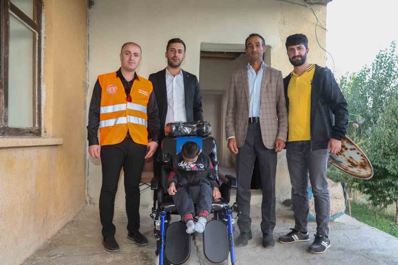 Doğuştan engelli minik Serdar tekerlekli sandalyesine kavuştu