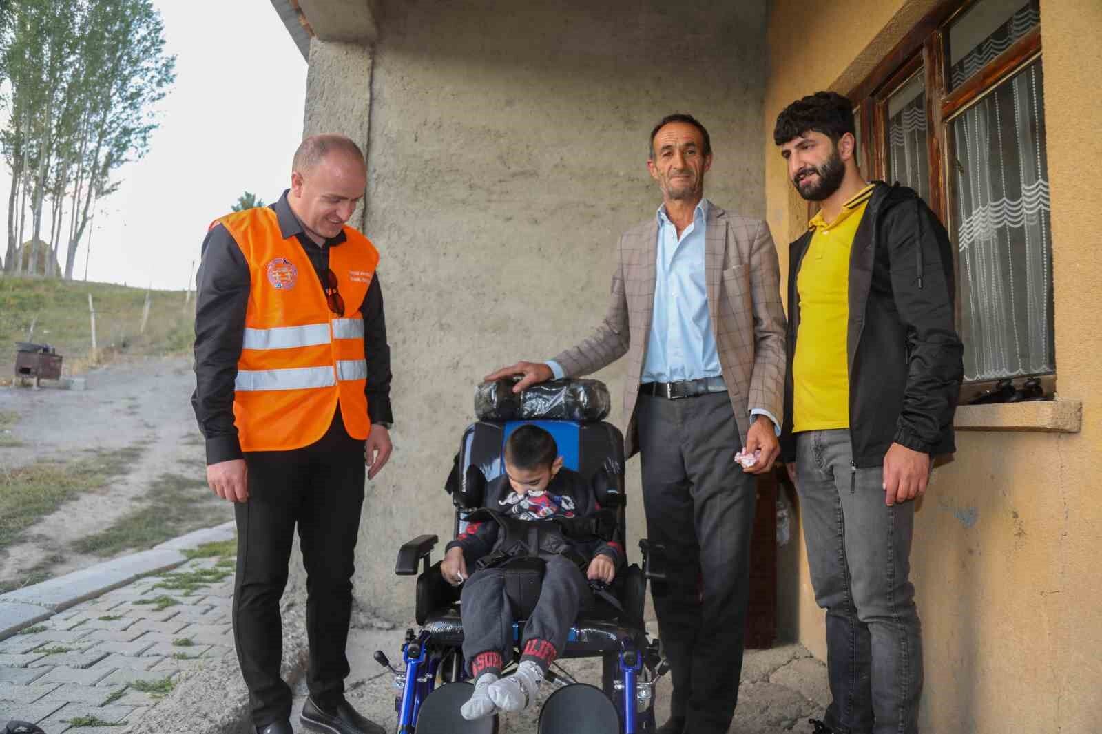 Doğuştan engelli minik Serdar tekerlekli sandalyesine kavuştu