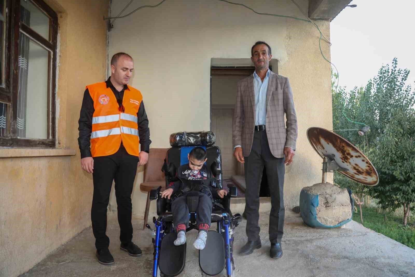 Doğuştan engelli minik Serdar tekerlekli sandalyesine kavuştu
