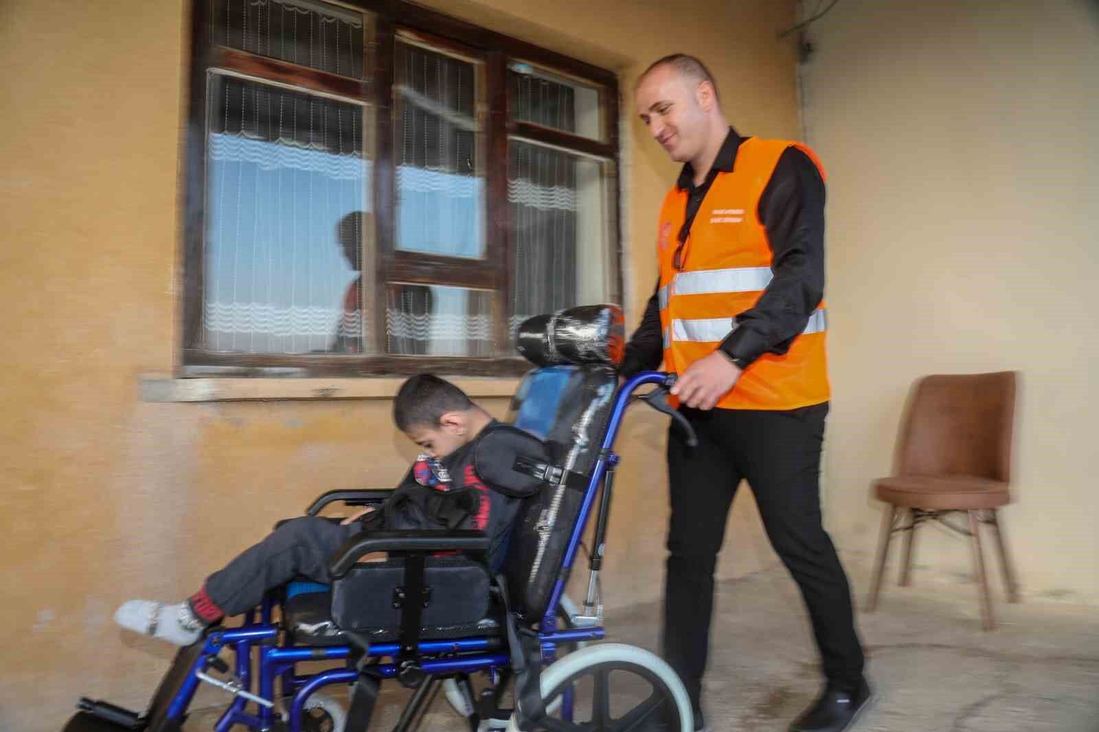 Doğuştan engelli minik Serdar tekerlekli sandalyesine kavuştu