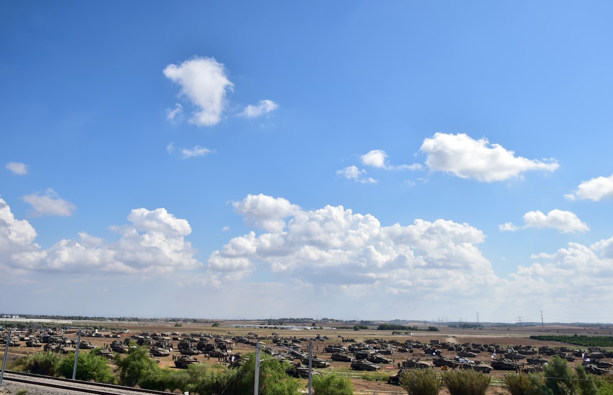 İsrail’in Gazze sınırında tank ve mühimmat hareketliliği sürüyor
